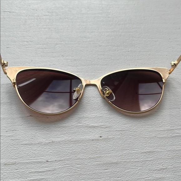 BETSEY JOHNSON NWOT Ladies Club Gold Cat Eye Sunglasses - Picture 10 of 11